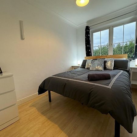 Villa Chieveley Mews By Sarrochic Sunningdale Esterno foto